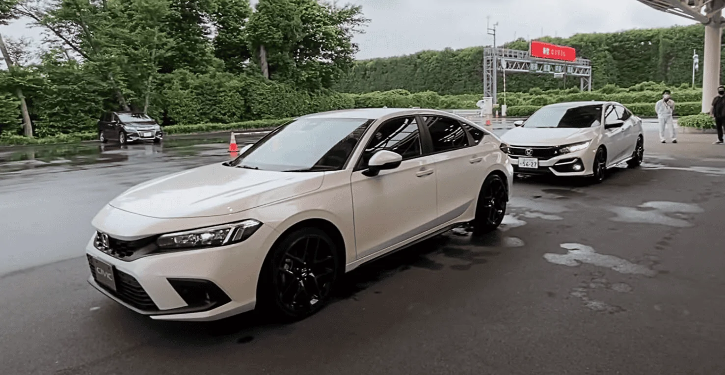11th Gen Honda Civic 2022 Civic Hatchback looks great in Platinum White with black trim 11thvs10hb2