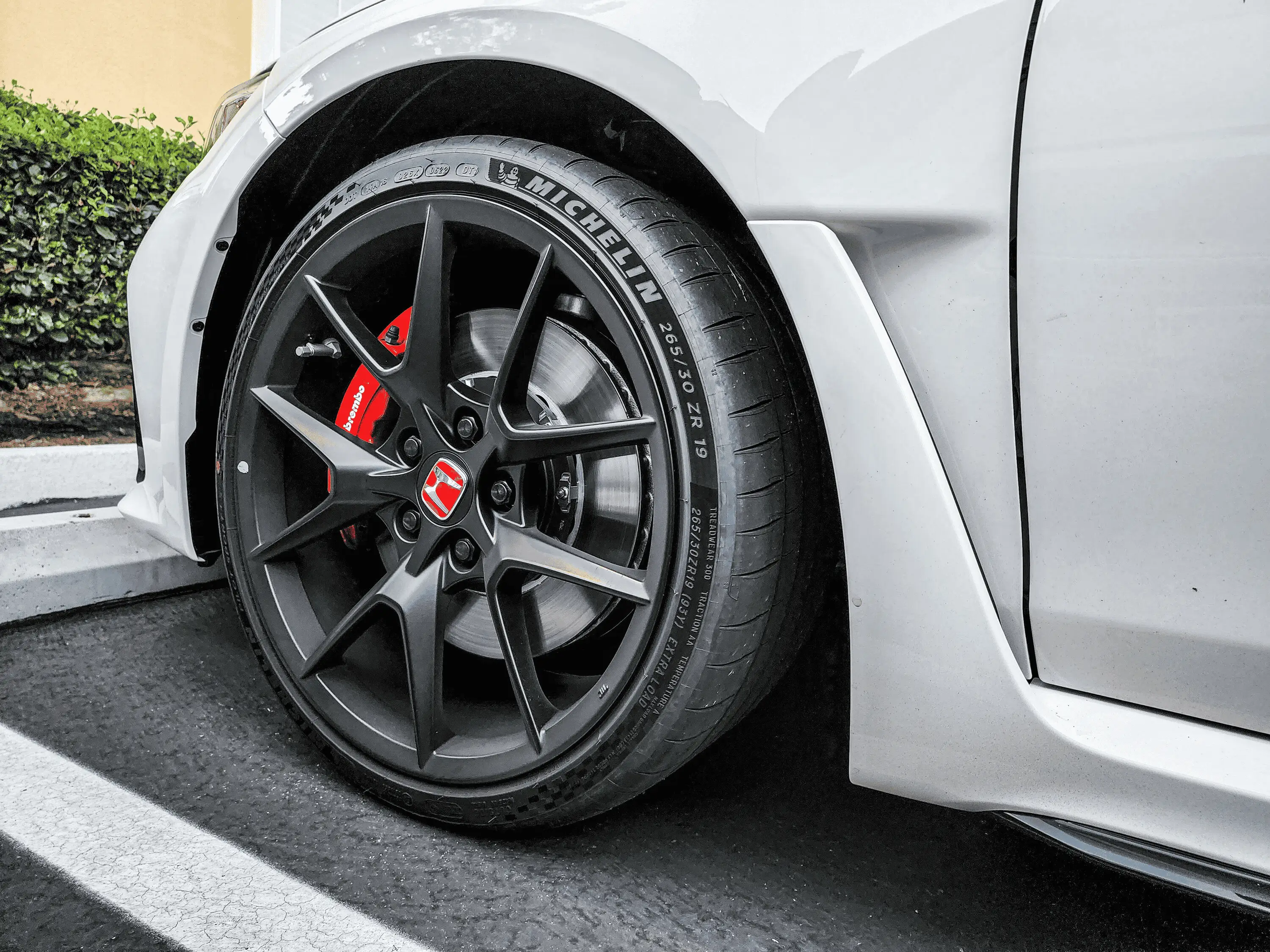 11th Gen Honda Civic 2023 Civic Type R Parked up in Championship White (California) 1660878772700