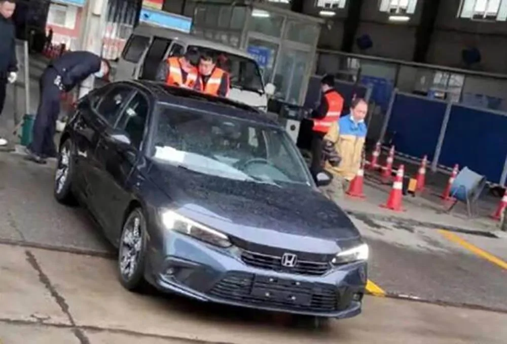 11th Gen Honda Civic ALL NEW GEN11 CIVIC SEDAN first real shot in the wild! ? 2022 Civic Sedan Spied in Wild - CivicXI.com