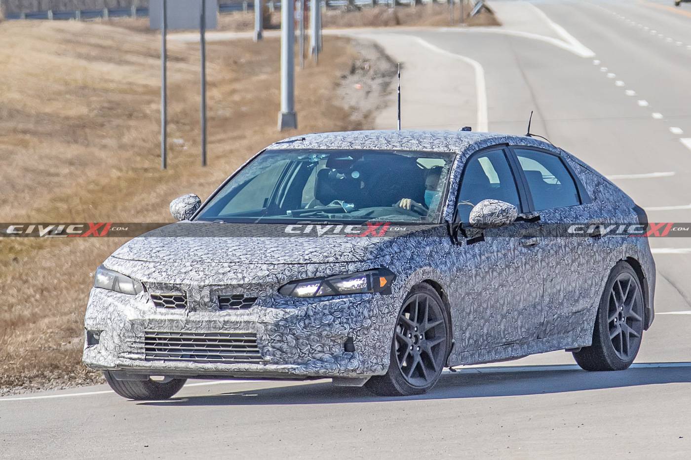 11th Gen Honda Civic 2022 Civic Hatchback Spied Again With New Wheels, Less Camo 2022-honda-civic-hatchback-9
