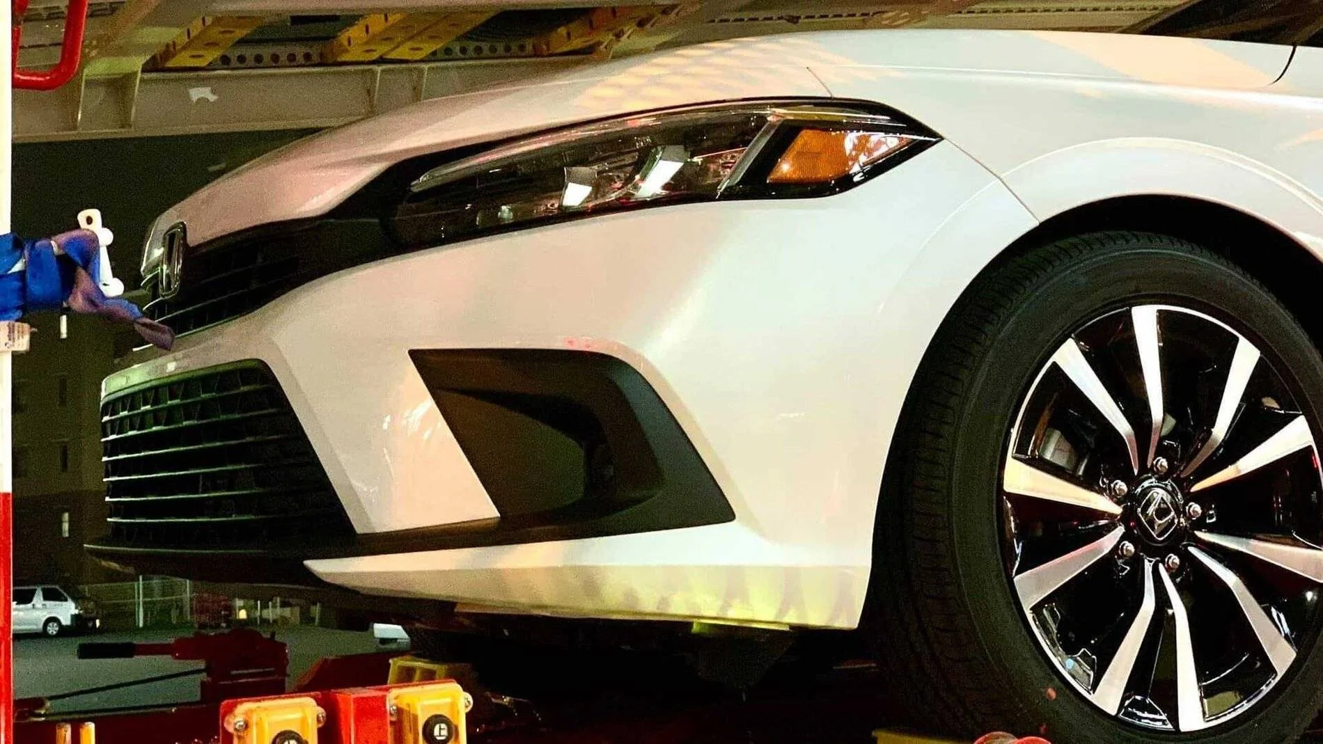 11th Gen Honda Civic Spied: 2022 Civic Sedan in Platinum White and Lunar Silver (US Spec) 2022 Honda Civic Sedan White 5