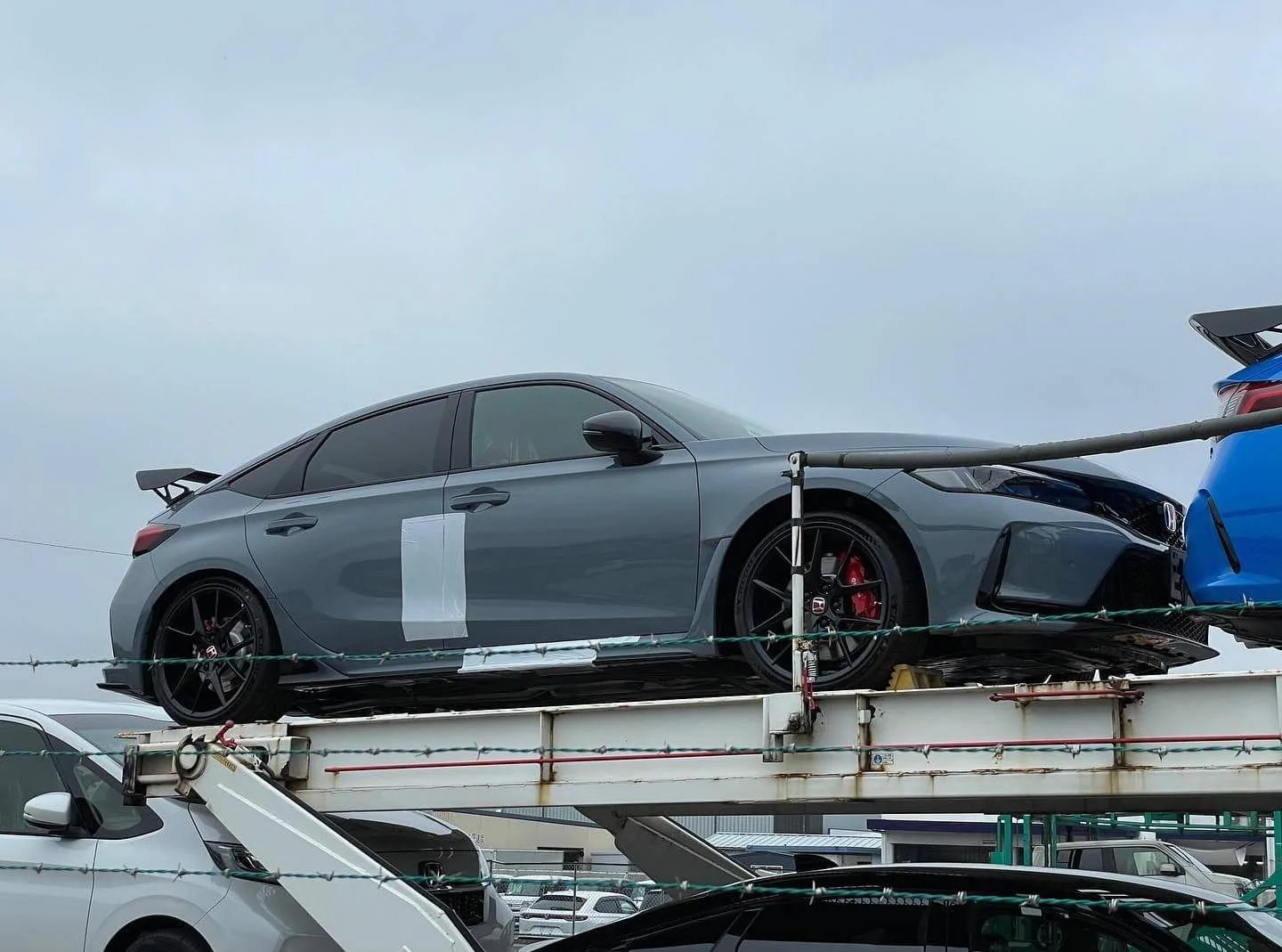 11th Gen Honda Civic 🙏🏻  📸 Boost Blue Pearl and Sonic Gray Pearl FL5 Civic Type R spotted on transport! 47B848F7-17C2-4392-A85C-1B08CB329C95