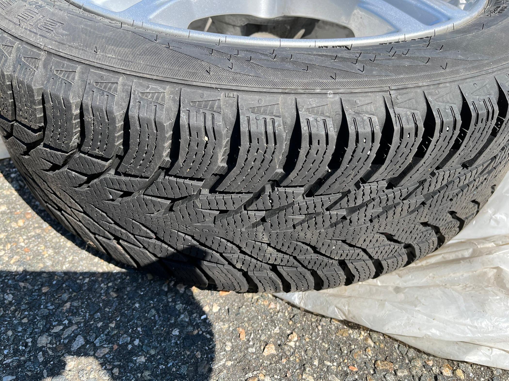 11th Gen Honda Civic $400 Winter set: Rial Bavaro 17x7.5 mounted with Nokian Hakka R3 in 215 width. 661E4832-97AC-445B-BE85-34EAFC743931