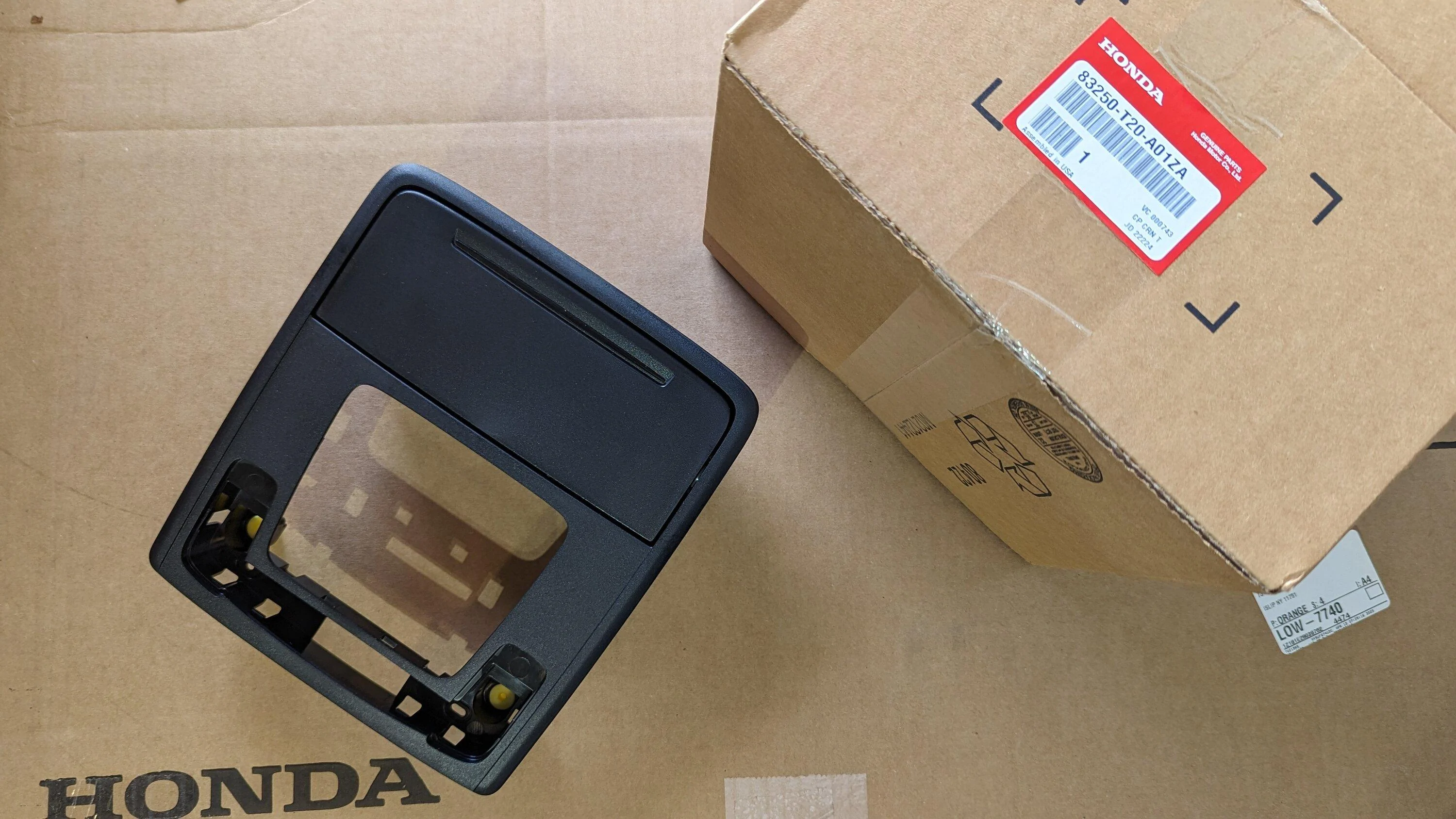 11th Gen Honda Civic Installed Sunglass Holder in US 2022 Civic Si 83250-T20-A01ZA