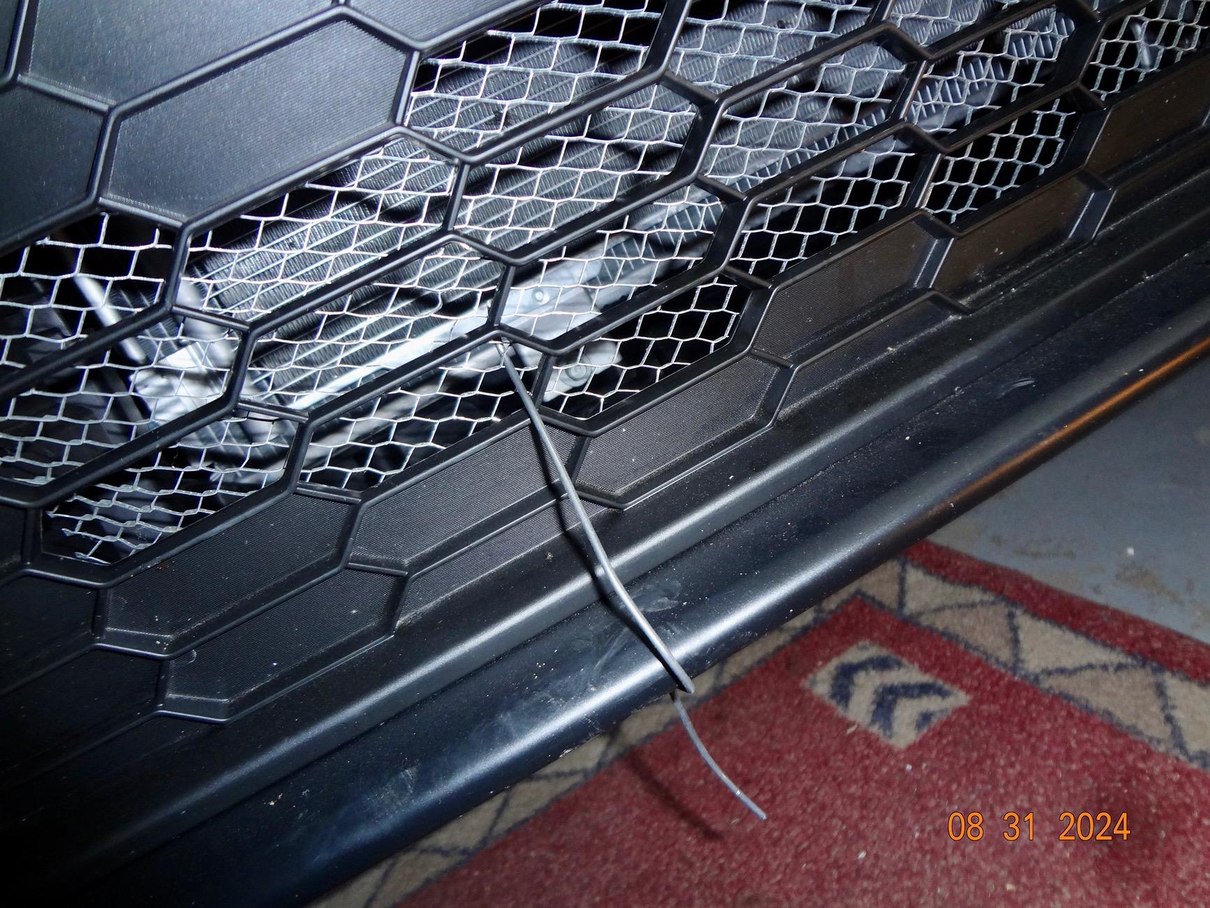 11th Gen Honda Civic Front screen modification ; to protect the condenser alignement.JPG