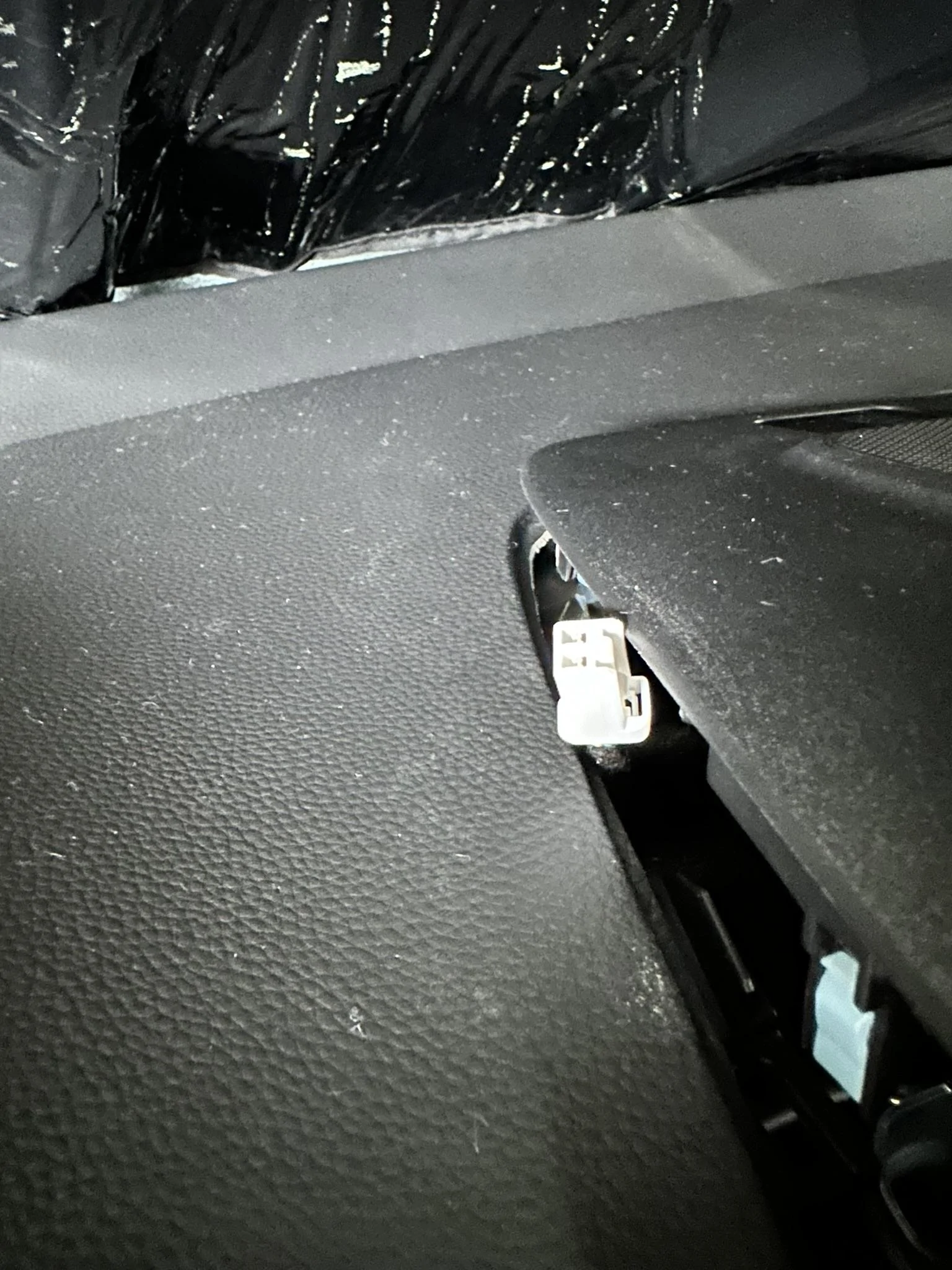 11th Gen Honda Civic Icehawk's "OEM+" speaker upgrade Center connector