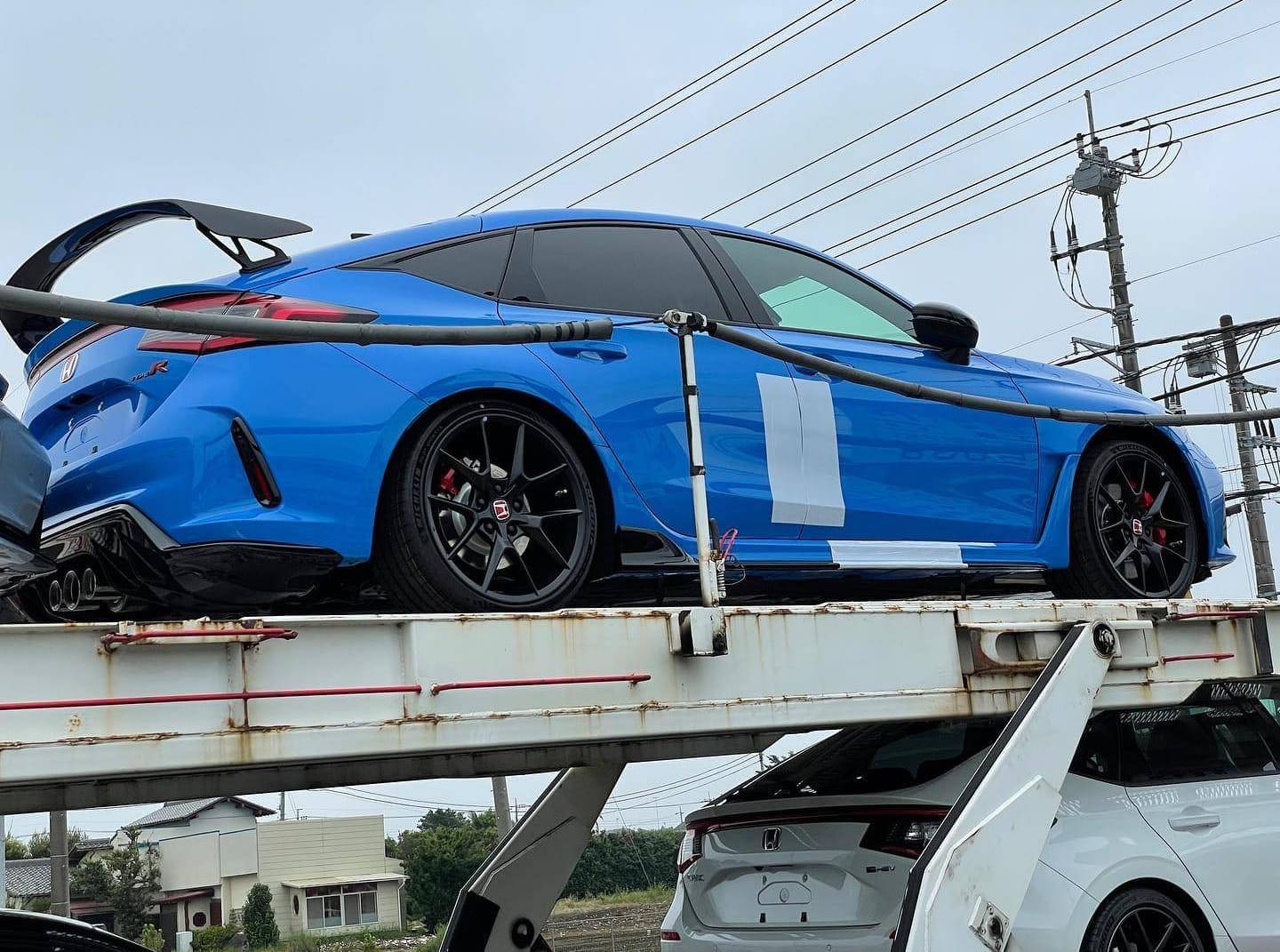 11th Gen Honda Civic 🙏🏻  📸 Boost Blue Pearl and Sonic Gray Pearl FL5 Civic Type R spotted on transport! D84D274F-CF88-47F5-8887-0601E658AE7D