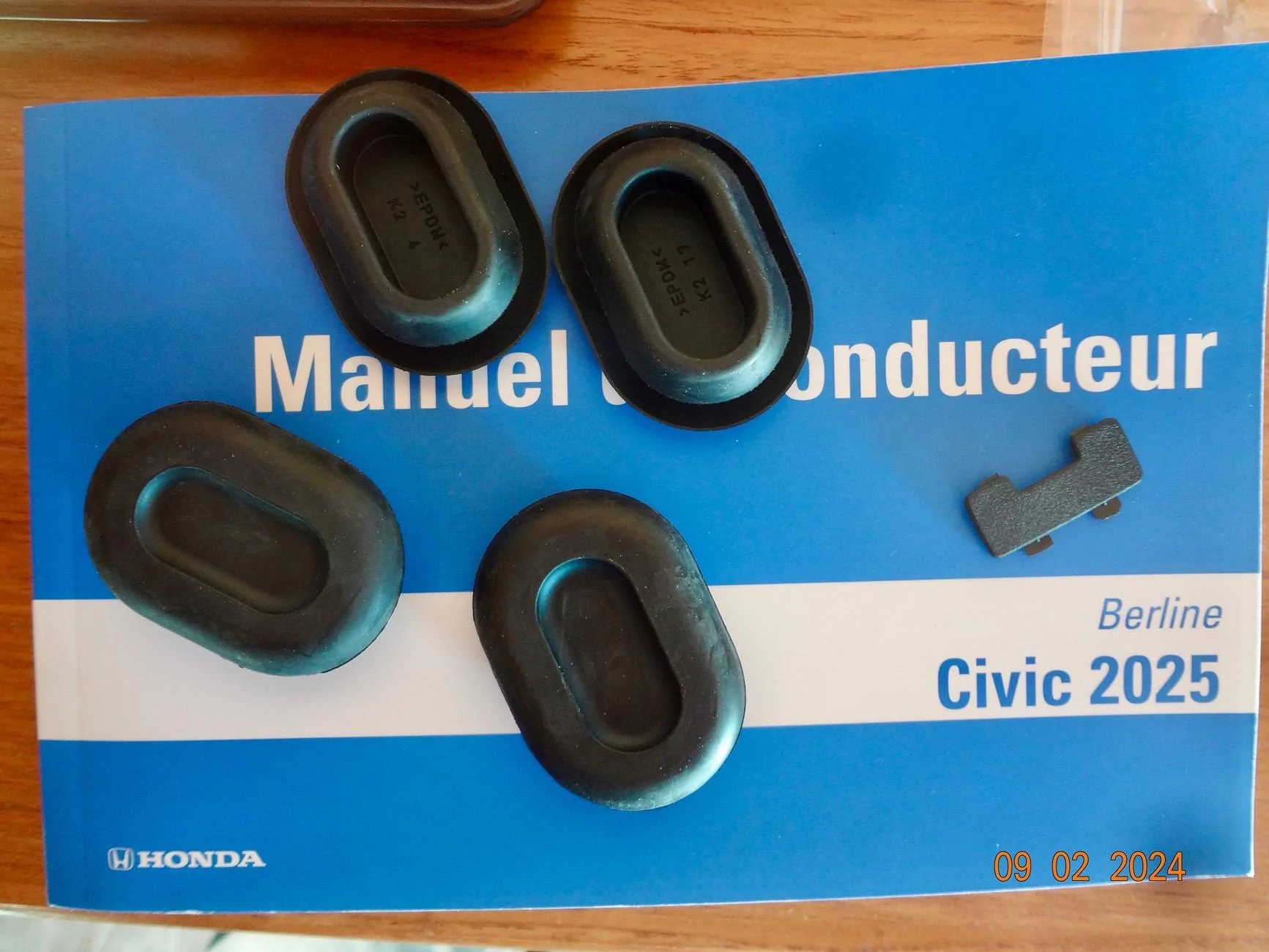 11th Gen Honda Civic SOLVED ; What are these rubber and plastic parts ? DSC01903