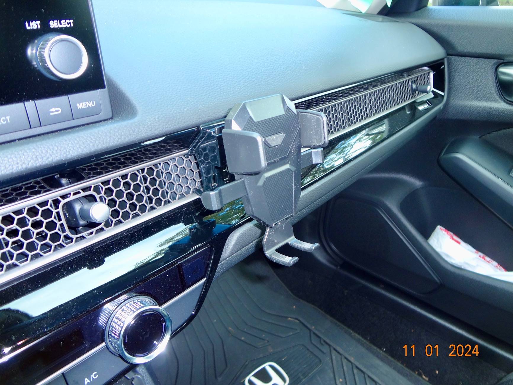 11th Gen Honda Civic Phone Holder for my 2025 Civic and other. I find one DSC02020.JPG