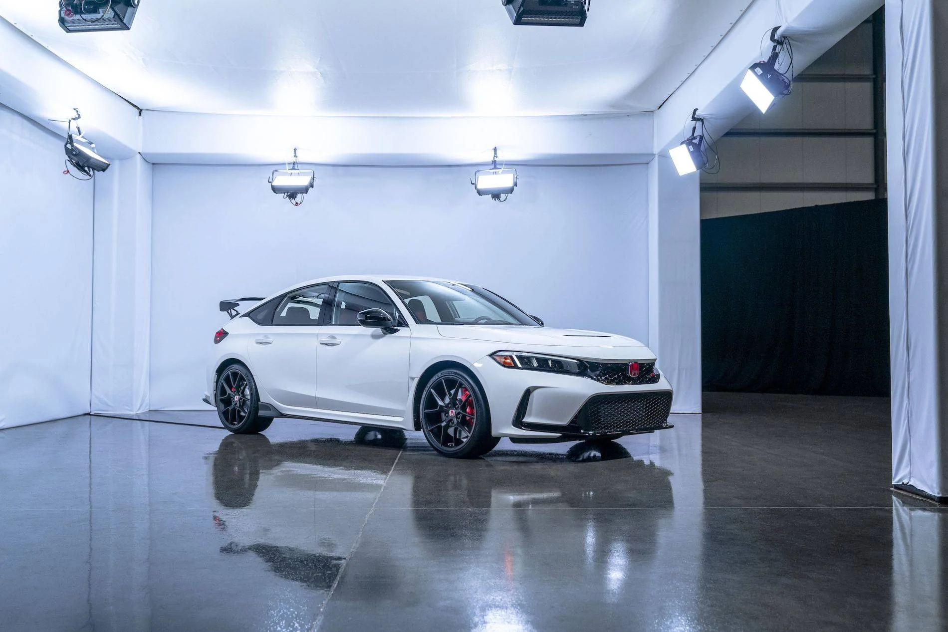 11th Gen Honda Civic OFFICIAL: 2023 Civic Type R Reveal Photos, Wallpapers & Videos dsc8583-1658335543