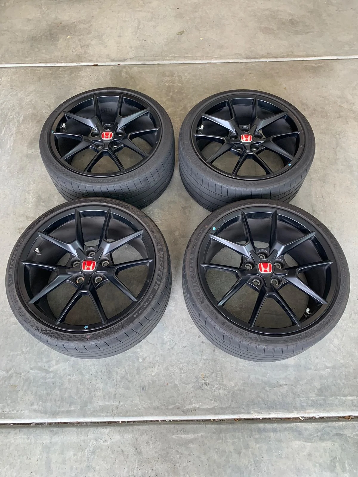 11th Gen Honda Civic SOLD 2023 Honda Civic Type R OEM Wheels and Tires E147B66B-540B-49A2-86BA-CCDBAE426742