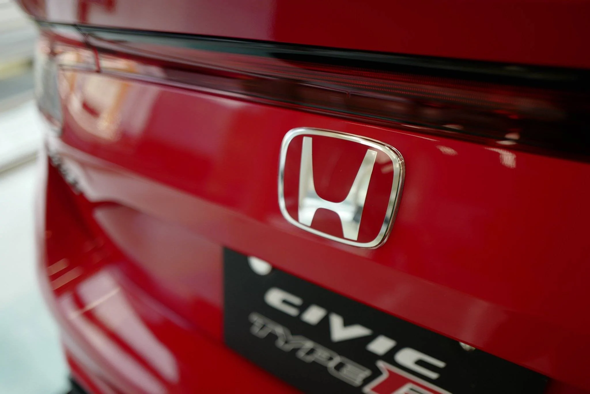 11th Gen Honda Civic First batch of production FL5 Civic Type R are out and about, bound for HK this time. ( RALLYE RED ) ❤️‍🔥 Fb-g5hbaQAMkVu_