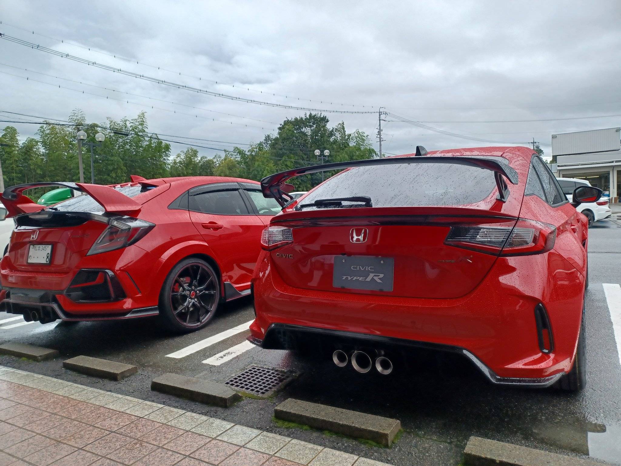 11th Gen Honda Civic First batch of production FL5 Civic Type R are out and about, bound for HK this time. ( RALLYE RED ) ❤️‍🔥 Fbh_TbkUsAAdz0R