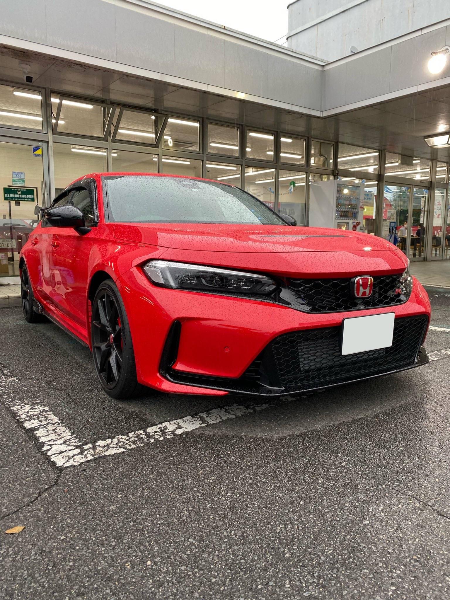11th Gen Honda Civic First batch of production FL5 Civic Type R are out and about, bound for HK this time. ( RALLYE RED ) ❤️‍🔥 Fbo5WdTUYAEO8