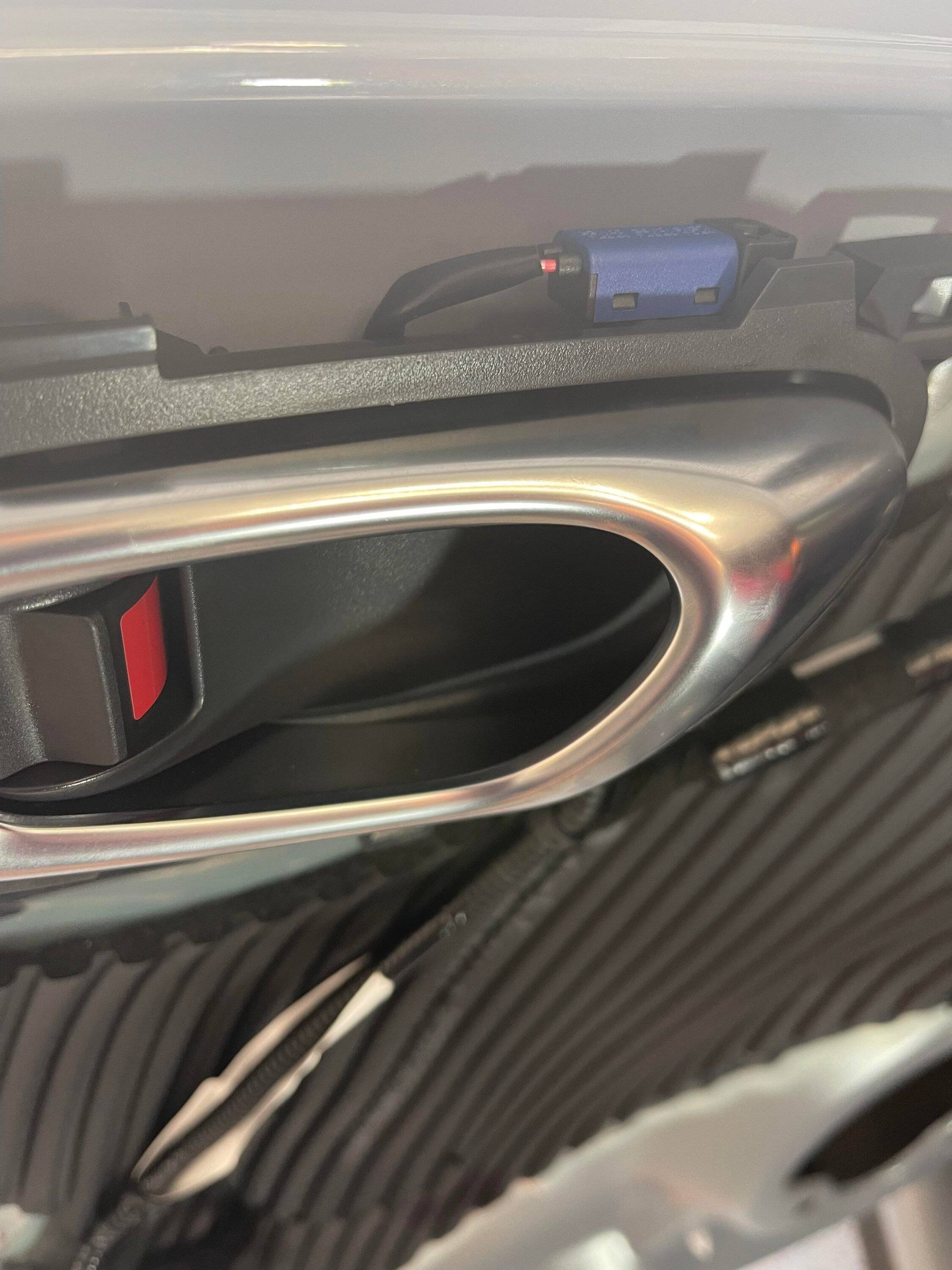 11th Gen Honda Civic JDM Honda Access Interior LED Door Lights and Center Console Lights installed. FL5 Honda Access LED install 5