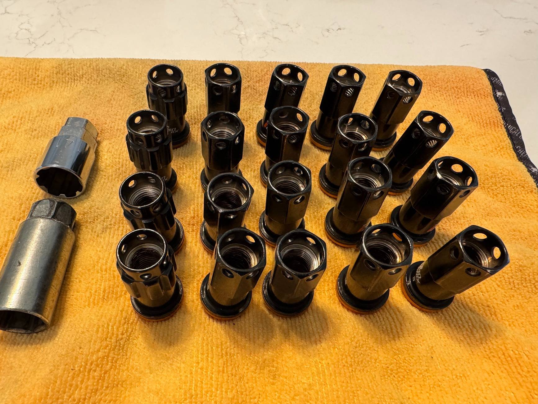 11th Gen Honda Civic Kics R40 Iconix Lug Nuts with Keys IMG_0104.JPG