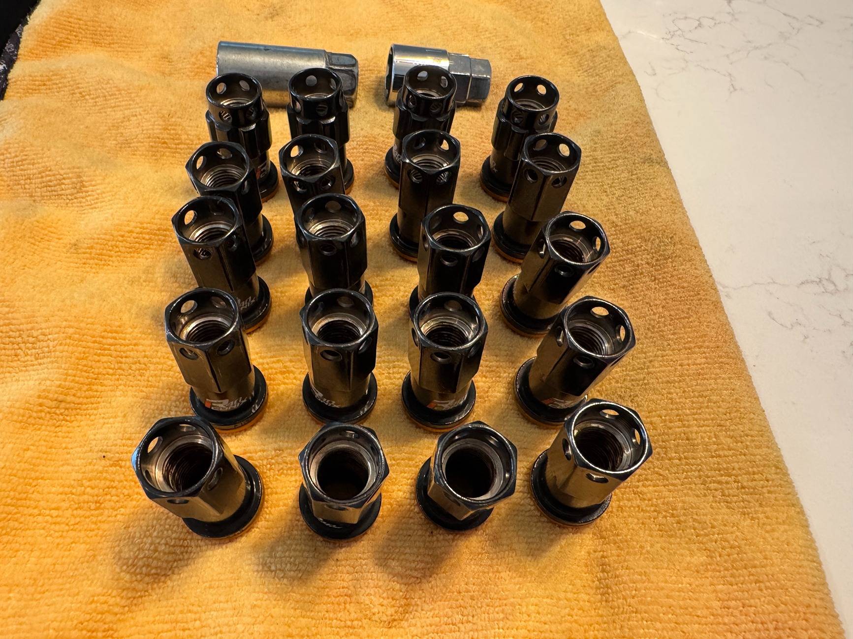 11th Gen Honda Civic Kics R40 Iconix Lug Nuts with Keys IMG_0105.JPG