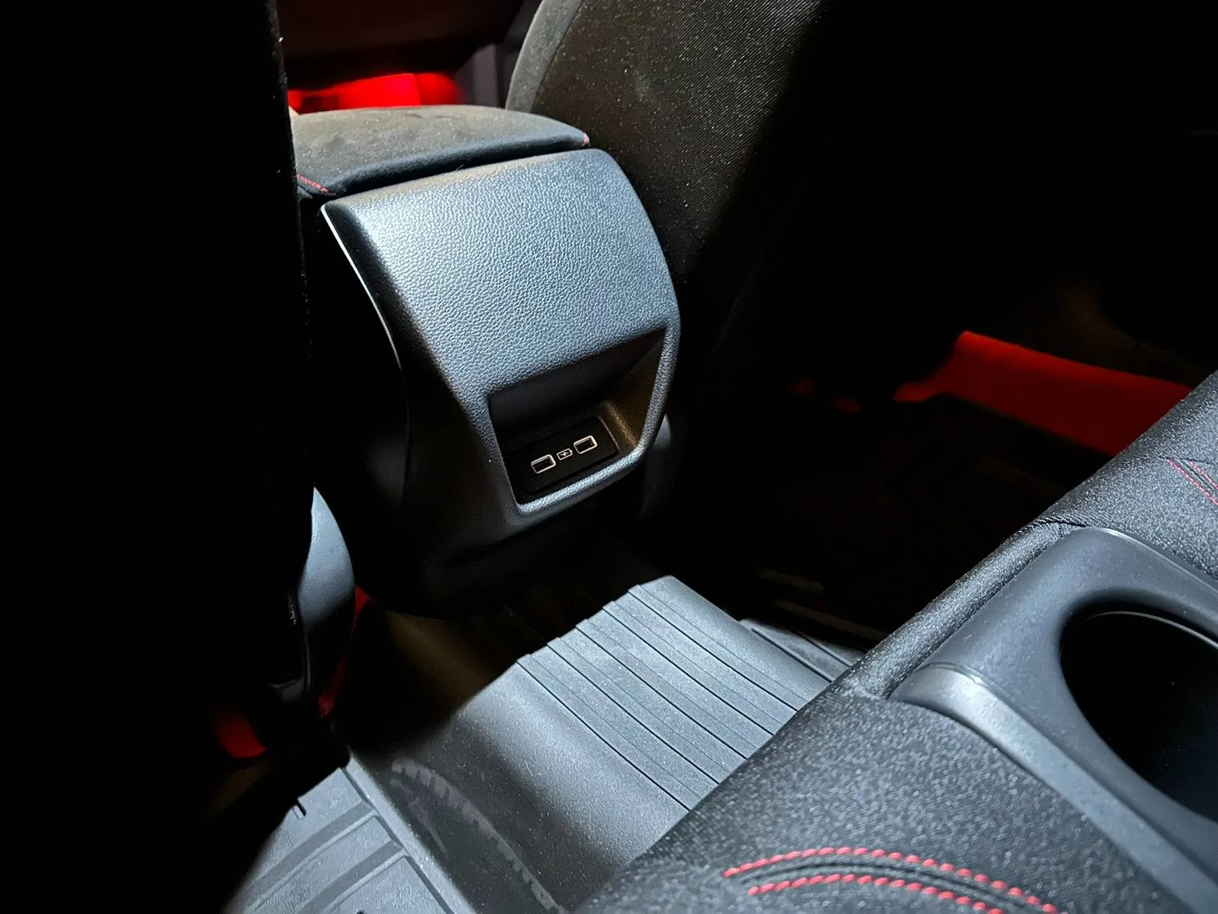 11th Gen Honda Civic Rear vents/USB port mod IMG_0568