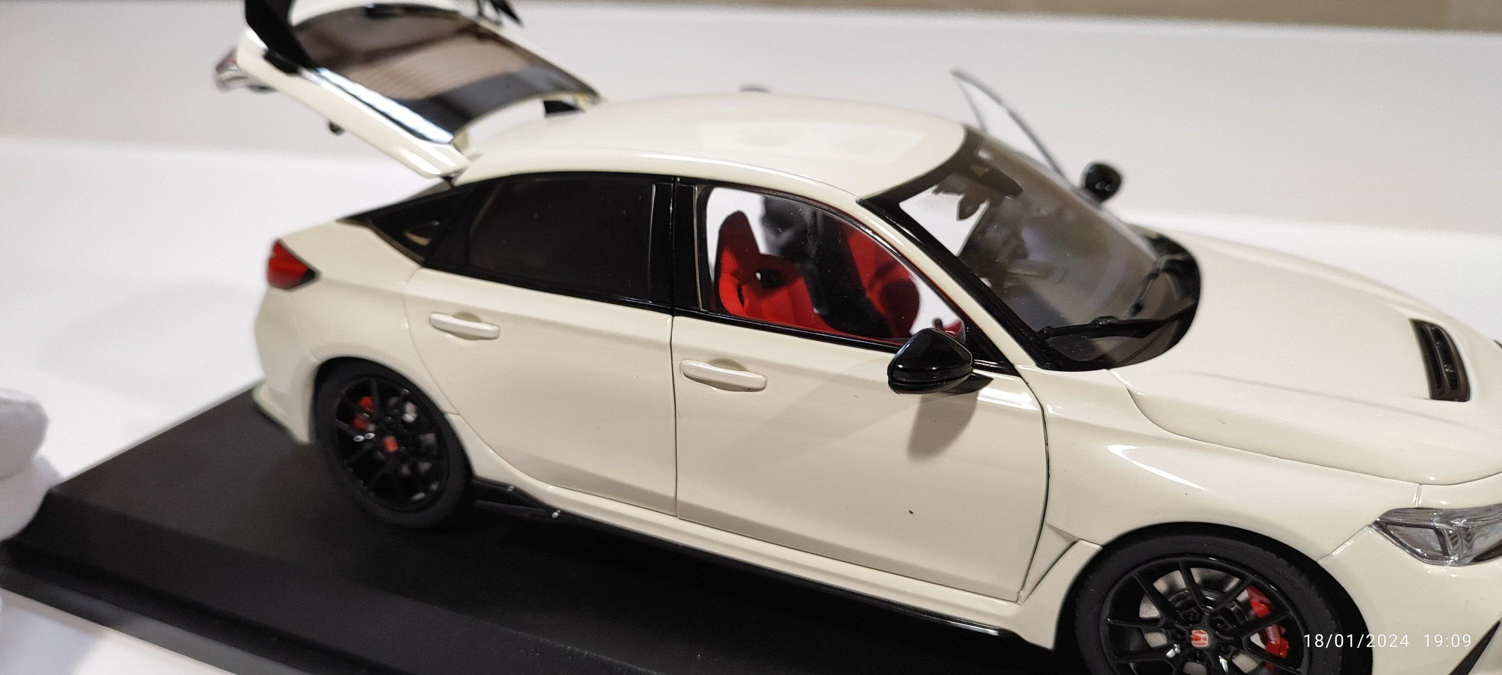 11th Gen Honda Civic Metal Die-Cast Model FL5 1:18 scale IMG_20240118_190922