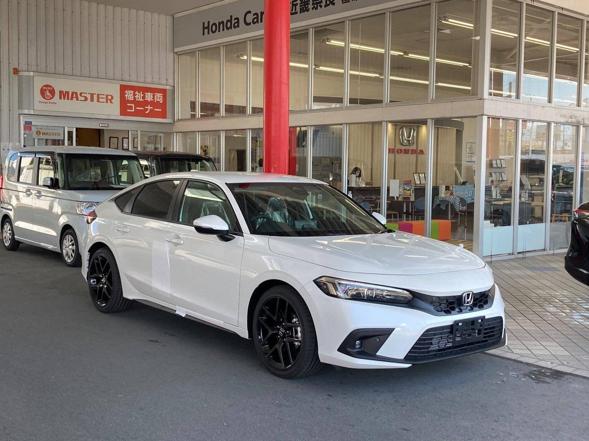 11th Gen Honda Civic 2022 Civic Hatchback looks great in Platinum White with black trim IMG_9799.JPG