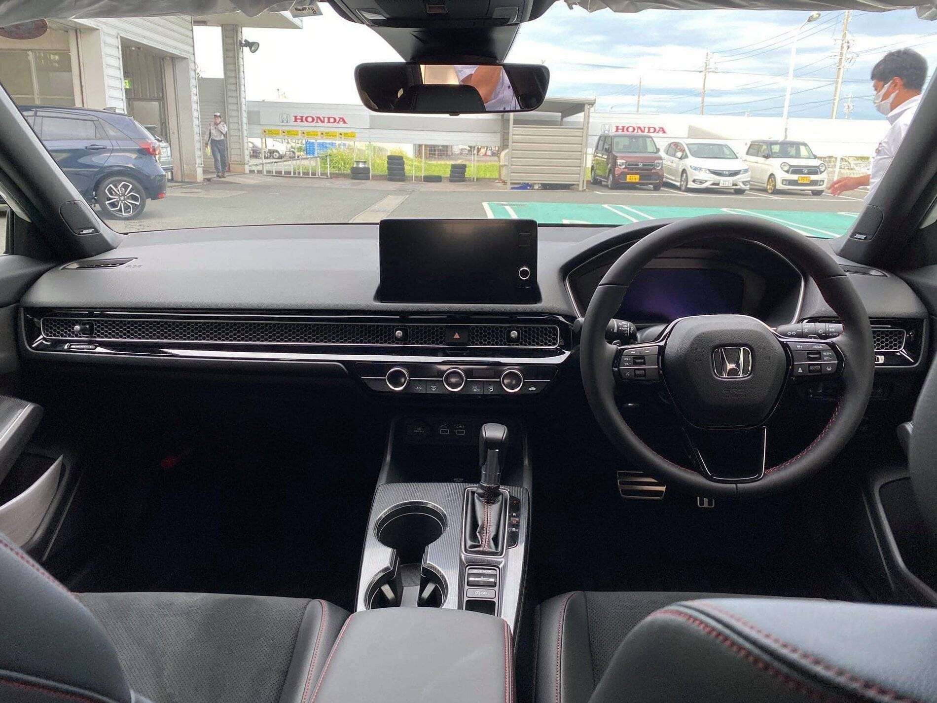 11th Gen Honda Civic 2022 Civic Hatchback looks great in Platinum White with black trim IMG_9800.JPG