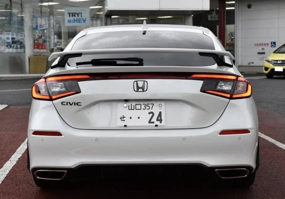 11th Gen Honda Civic 2022 Civic Hatchback looks great in Platinum White with black trim IMG_9802