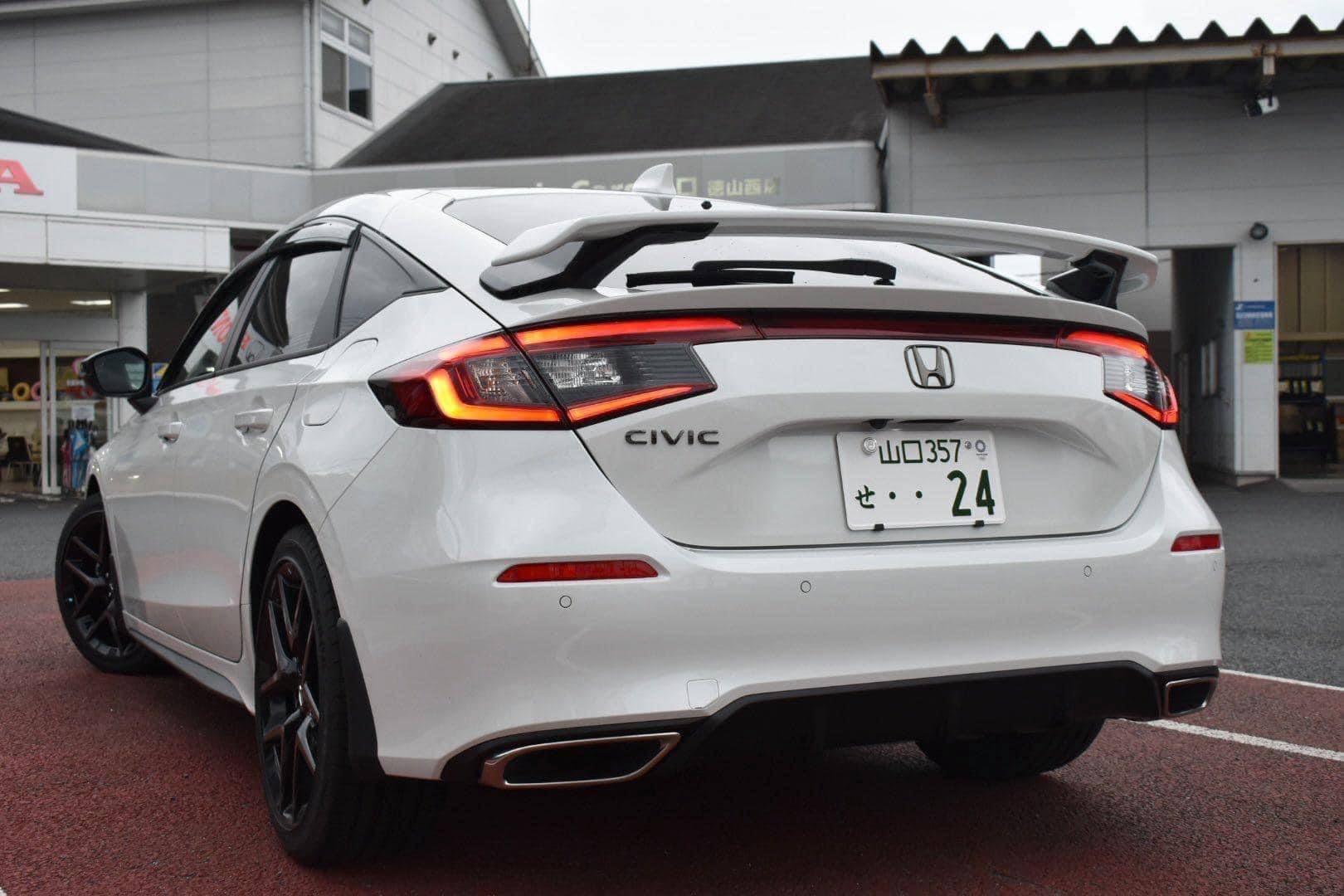 11th Gen Honda Civic 2022 Civic Hatchback looks great in Platinum White with black trim IMG_9803.JPG