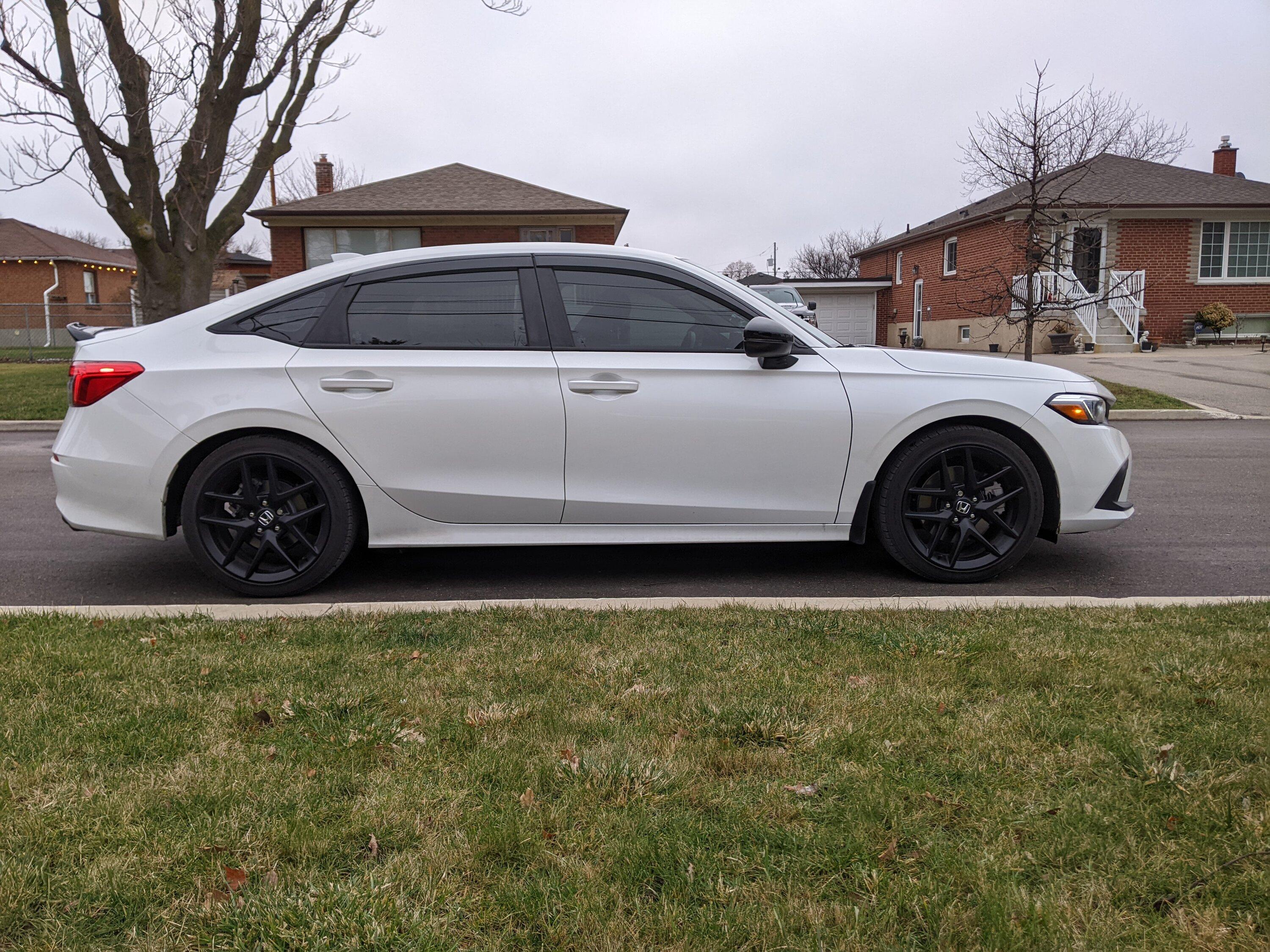 11th Gen Honda Civic Si sits higher on one side. PXL_20240112_203407958