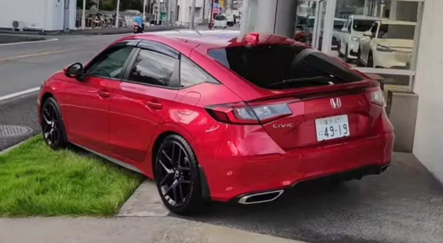 11th Gen Honda Civic 11th Civic Hatchback Red Metallic R565M Screenshot_20210821-204321_YouTube-01