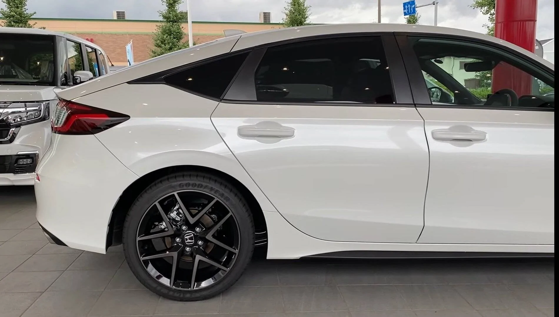 11th Gen Honda Civic 2022 Civic Hatchback Platinum White Screenshot_20210909-124847_YouTube-01